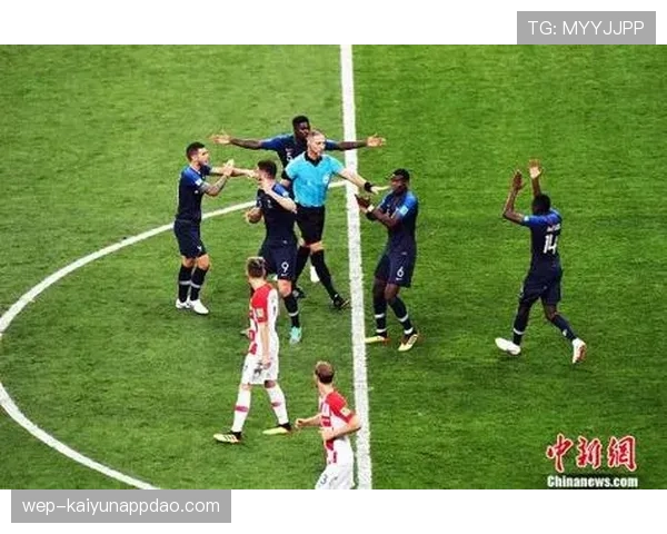 足球比赛规则如何界定“有意手球”与“无意触球”？