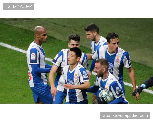 哈维如何通过高位逼抢撕开防线并主导巴萨中场节奏